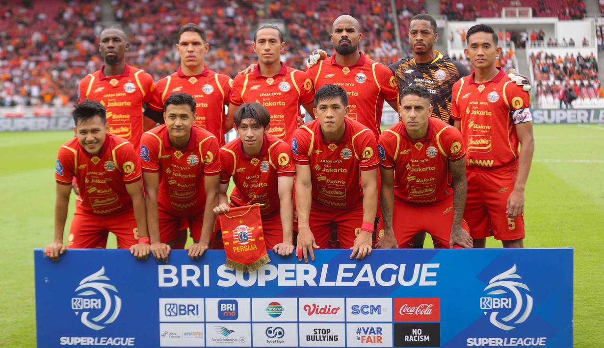 Hasil ini menempatkan Persija di posisi dua klasemen usai mengumpulkan 35 poin dari 16 pertandingan. Sementara, Persijap menghuni zona degradasi lantaran baru mengoleksi 9 nilai dalam 16 laga. Tampak dalam foto, pemain Persija berfoto bersama sesaat sebelum laga pekan ke-16 BRI Super League 2025/2026 melawan Persijap di Stadion Utama Gelora Bung Karno (SUGBK), Jakarta, Sabtu (3/1/2026). (Bola.com/Abdul Aziz)