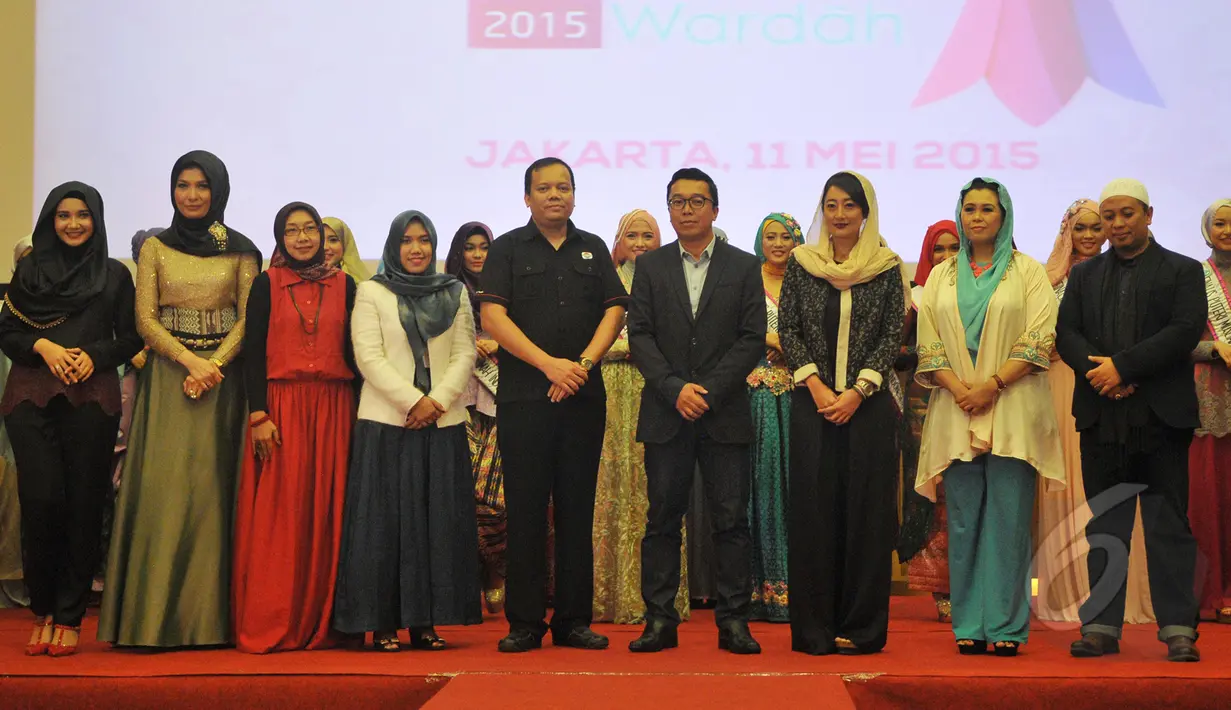Sejumlah mentor berpose bersama para finalis Puteri Muslimah Indonesia 2015, Jakarta, Senin (11/5/2015). Setelah melakukan audisi di berbagai kota, akhirnya terpilih 25 finalis untuk menjadi Puteri Muslimah Indonesia 2015 (Liputan6.com/Herman Zakharia)