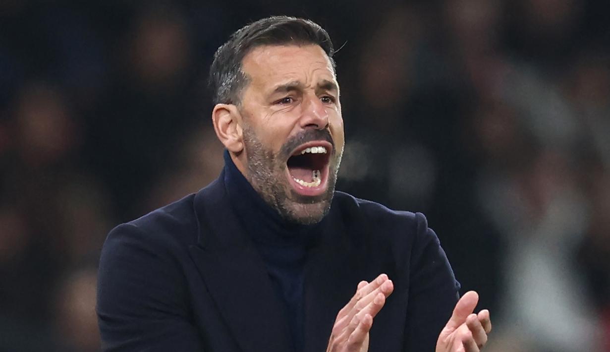 Van Nistelrooy untuk sementara dipercaya menangani MU setelah manajer utama Erik ten Hag dipecat awal pekan ini. Sebelumnya Van Nistelrooy bekerja sebagai asisten dari Ten Hag. (AFP/Darren Staples)