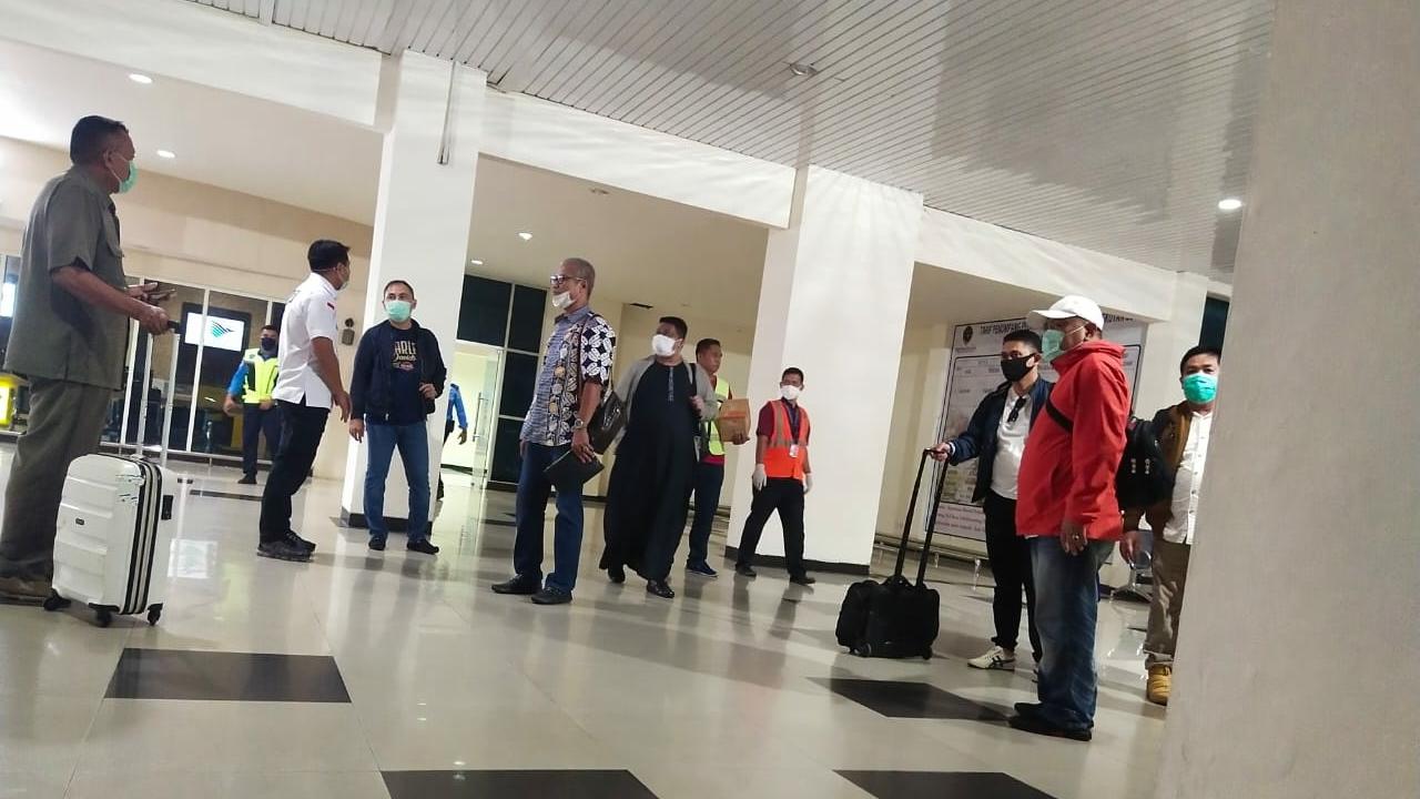 Kedatangan tim Mabes Polri dari luar daerah di Bandara Halu Oleo menggunakan pesawat diluar jadwal angkutan rutin, Selasa (5/5/2020).(Liputan6.com/Ahmad Akbar Fua)