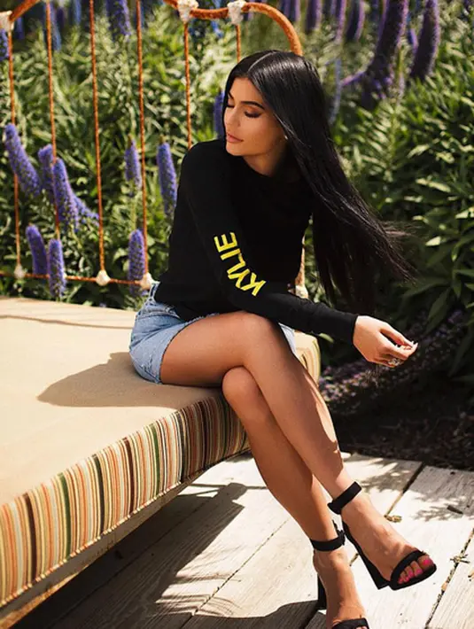“Mereka (keluarga  Kardashian) pikir bahwa Travis Scott hanya ingin mengambil keuntungan dari Kylie Jenner lewat hubungannya. Sebagai ibu, Kris Jenner pun yakin anak bungsunya itu belum yakin atas hadirnya Travis,” pungkas sumber. (Instagram/kyliejenner)