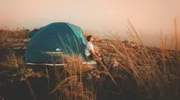 Ilustrasi kemah, tenda, liburan, solo traveling. (Photo by Bazil Elias from Pexels)