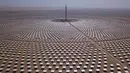 Pemandangan pembangkit listrik tenaga surya di Dunhuang, Provinsi Gansu, China, Minggu (2/9). Pembangkit listrik tenaga surya ini mulai beroperasi sejak tahun 2010. (STR/AFP)