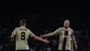 Gelandang Ajax, Davy Klaassen (kanan) berselebrasi dengan Kenneth Taylor setelah mencetak gol ke gawang Napoli selama pertandingan lanjutan grup A Liga Champions di stadion Diego Armando Maradona di Naples, Italia, Rabu, 12 Oktober 2022. Napoli menang telak atas Ajax 4-2. (AFP/Filippo Monteforte)