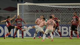 Pemain Bali United, Michael Yansen Orah (kiri) berebut bola dengan pemain Persik Kediri, Risna Prahalabenta Ranggalelana dalam laga pembukaan BRI Liga 1 2021/2022 antara Bali United melawan Persik Kediri di Stadion Utama Gelora Bung Karno, Jumat (27/8/2021). (Foto: Bola.com/Ikhwan Yanuar)