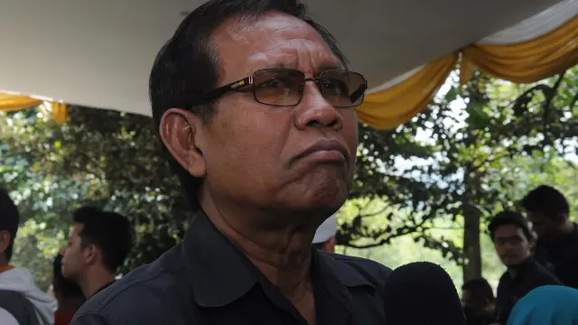 [FOTO] Isak Tangis Iringi Pemakaman Jojon