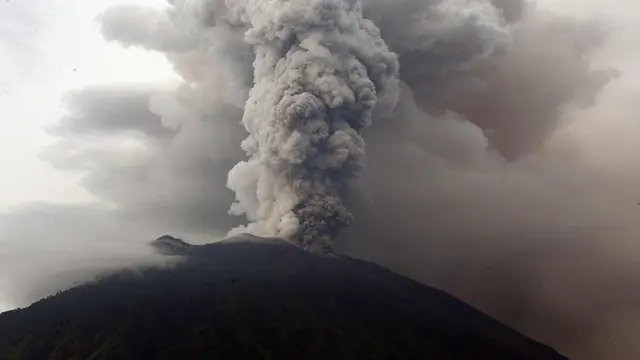 Semangat Para Pelajar Tetap Bersekolah di Tengah Erupsi Gunung Agung