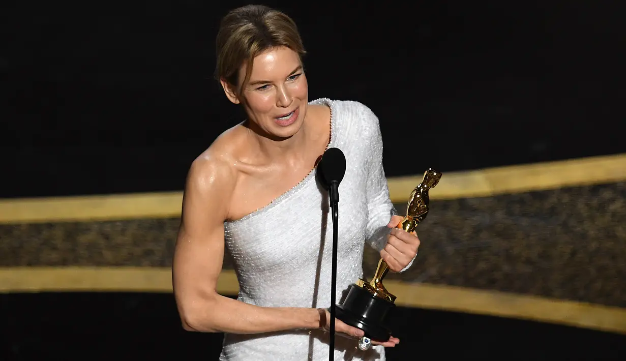 Aktris Renee Zellweger menyampaikan pidato saat menerima piala Oscar di atas panggung ajang Academy Awards ke-92 di Dolby Theatre, Los Angeles, Minggu (9/2/2020). Renee Zellweger berhasil menyabet penghargaan sebagai Aktris Terbaik lewat perannya di film 'Judy'. (Kevin Winter/Getty Images/AFP)