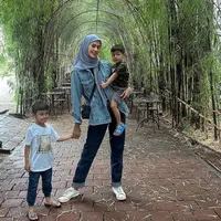 Paula kini mantap berhijab, ia pun tetap tampil stylish dan nyaman dengan hijabnya saat mengasuh kedua anaknya. Misalnya saja, ia tampil dengan kerudung abu-abu dipadukan atasan kemeja denim dan celana panjang denimnya. Sambil mengenakan sneakers putih dan slingbag hitamnya. [@paula_verhoeven]
