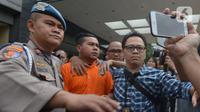 Polisi mengawal tersangka kasus penyiramanan air keras terhadap penyidik senior KPK Novel Baswedan di Polda Metro Jaya, Jakarta, Sabtu (28/12/2019). Tersangka berinisial RM dan RB dipindahkan dari Polda Metro Jaya ke Bareskrim Mabes Polri untuk penyidikan lebih lanjut. (merdeka.com/Imam Buhori)