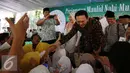 Ahok menyalami warga yang hadir pada Maulid Nabi Muhammad SAW 1438 H di kediaman Ketua umum PPP Djan Faridz, di Jakarta, Senin (12/12). Ahok juga meminta doanya untuk persidangan besok terkait kasus dugaan penistaan agama. (Liputan6.com/Johan Tallo)