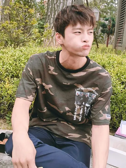 Sempat tersiar oleh media Korea bahwa keduanya terlihat sedang berkencan, namun keduanya tidak peduli dengan pandangan publik. Hal tersebut lah yang membuat pemberitaan menjadi simpang siur. (Instagram/seo_cccc)