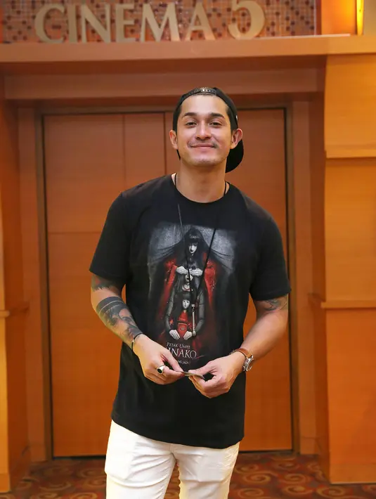 "Kami banyak menghabiskan waktu masak-masak, bareng-bareng. Menu-menu baru di google, coba masak bareng. Suka kuliner dan traveling juga sih kami," kata Miller. (Nurwahyunan/Bintang.com)