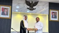Duta Besar Arab Saudi Faisal bin Abdullah Al-Amudi (kiri) dan Menteri Agama RI Yaqut Cholil Qoumas (kanan) dalam acara pemberian kurma dari Kerajaan Arab Saudi (Dok. Santi Rahayu)