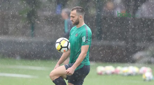 Pemain Timnas Indonesia U-23, Ilija Spasojevic melakukan juggling saat sesi latihan di Lapangan A,B,C, Senayan, Jakarta (18/2/2018). Latihan ini merupakan persiapan Asian Games 2018. (Bola.com/Nick Hanoatubun)