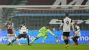 Alphonse Areola (tengah) tak mampu mengeluarkan Fulham dari zona degradasi musim lalu. Kiper berusia 28 tahun itu juga kalah bersaing di skuad Paris Saint-Germain seiring dengan hadirnya Donnarumma di klub tersebut. (AFP/Pool/Catherine Ivill)