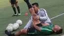 Pemain Timnas Indonesia U-22, Andy Setyo, melakukan perenggangan saat latihan di Stadion National Olympic, Phnom Penh, Sabtu (23/2). Latihan ini persiapan jelang laga semifinal Piala AFF U-22 melawan Vietnam. (Bola.com/Zulfirdaus Harahap)