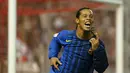 3. Ronaldinho. Saat masih bermain untuk PSG, bintang asal Brasil ini sempat diincar oleh MU. Dirinya diproyeksikan sebagai Brasil pertama di Setan Merah, namun sayang Gaucho lebih memilih bermain untuk Barcelona. (AFP/Cristina Quicler)