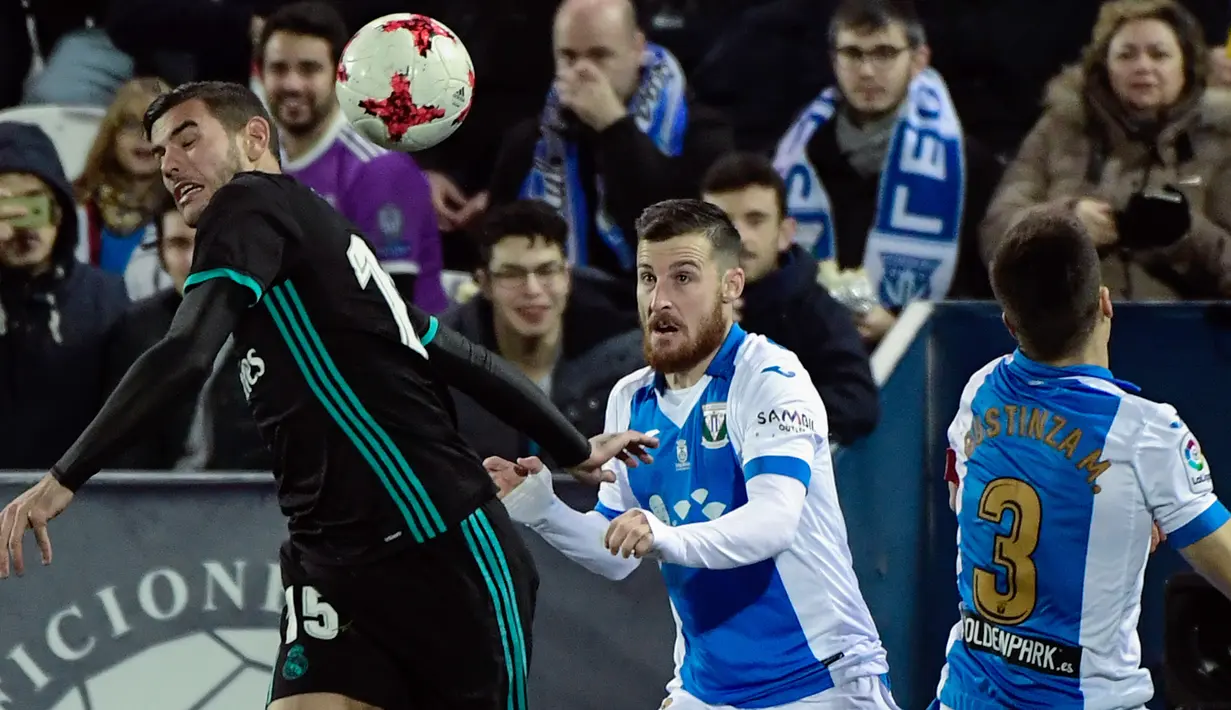 Pemain Real Madrid, Theo Hernandez (kiri) berusaha melewati adangan dua pemain Leganes pada  laga Copa Del Rey di Estadio Municipal Butarque, Leganes, (18/1/2018). Real Madrid menang 1-0. (AFP/Oscar Del Pozo)