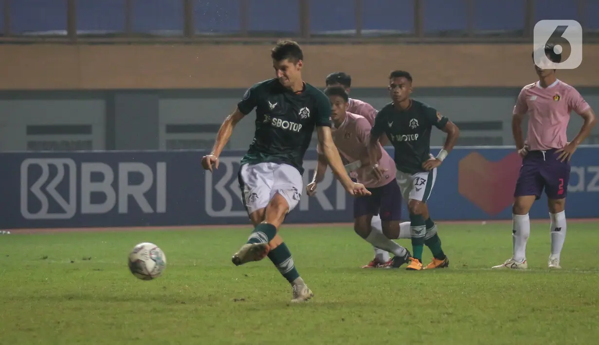 Bek Persikabo, Pushniakov Siarhei (kanan) mencetak gol penyeimbang 2-2 lewat tendangan penalti saat laga pekan ketiga BRI Liga 1 2021/2022 melawan Persik Kediri di Stadion Wibawa Mukti, Cikarang, Jumat (17/09/2021). Persikabo 1973 dan Persik Kediri bermain imbang 2-2. (Bola.com/Bagaskara Lazuardi)