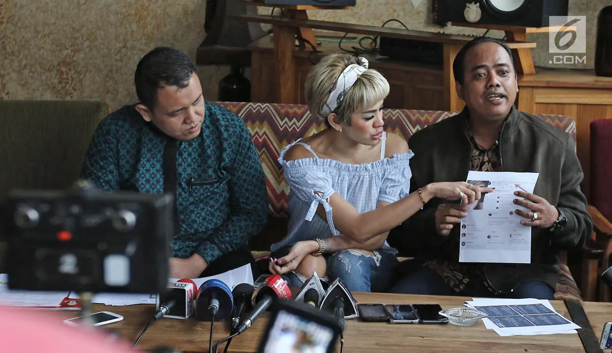 Nikita Mirzani didampingi kuasa hukumnya saat menggelar konferensi pers di kawasan Gunawarman, Jakarta, Senin (09/10). Nikita akan melaporkan balik terkait manipulasi data elektronik dan penyebaran berita bohong atau hoax. (Liputan6.com/Herman Zakharia)