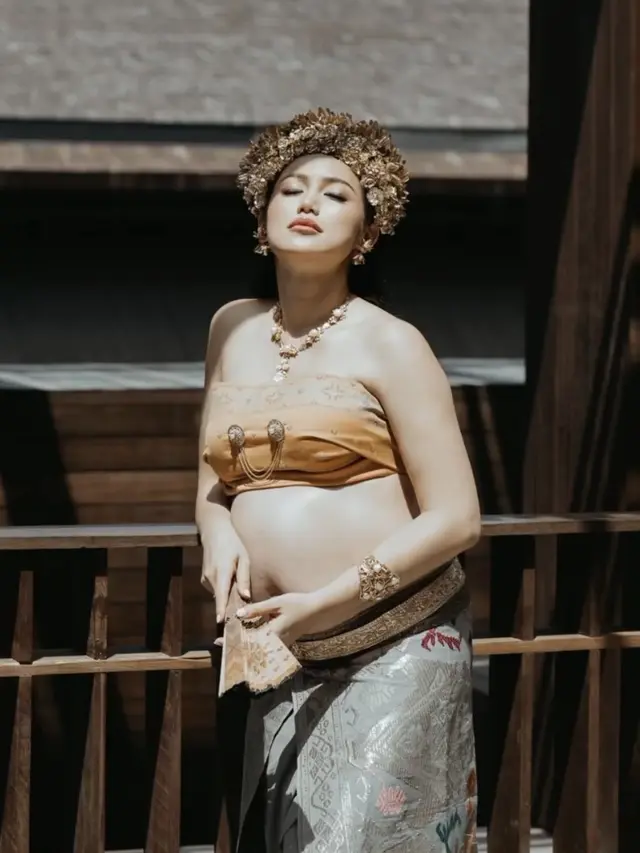 Jessica Iskandar di Kehamilan Ketiga Dibalut Baju Khas Bali. [@momentsbygin_]