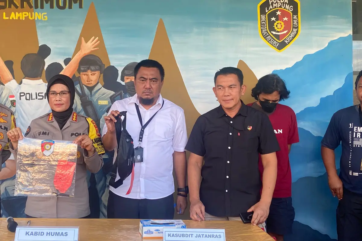 Kabid Humas Polda Lampung, Kombes Pol Umi Fadillah Astutik saat menunjukkan bukti kejahatan pelaku. Foto (Liputan6.com/Ardi)