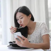 Banyak orang masih menganggap mengatur pola makan berarti harus menghindari makanan manis, berhenti makan camilan favorit, atau membuat banyak aturan yang terasa berat dijalani. (Foto/Dok: Pexels)