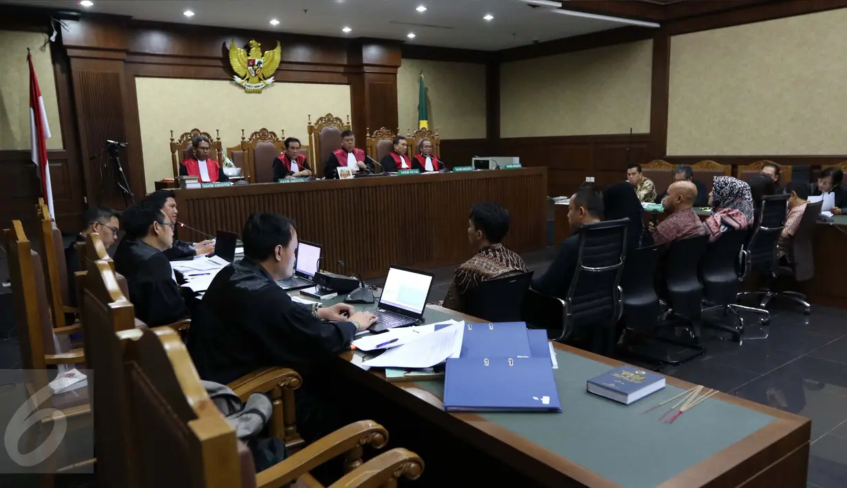 Tujuh orang saksi dihadirkan pada sidang dugaan suap Raperda Teluk Reklamasi dengan terdakwa M Sanusi, di Pengadilan Tipikor, Jakarta, Senin (3/10). JPU KPK menghadirkan sejumlah saksi, diantaranya istri dari terdakwa Evelien. (Liputan6.com/Helmi Afandi)