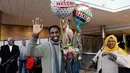 Warga Somalia bersama istrinya bereaksi setibanya mereka di Bandara Internasional Seattle-Tacoma, Negara Bagian Washington, Senin (6/2). Sejumlah warga muslim sempat tidak dapat masuk AS akibat kebijakan imigrasi Donald Trump. (AP Photo/Elaine Thompson)