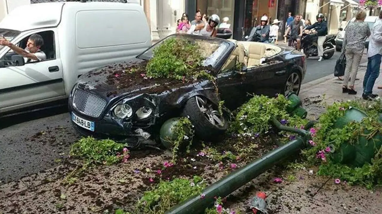Ngebut di Jalan Sempit, Bentley Continental Tabrak Pejalan Kaki