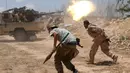 Pasukan tentara Libya melancarkan serangan pada militan ISIS di Sirte, Libya, (21/7). Dalam pertempuran tersebut, 13 anggota ISIS tewas dan lebih dari 110 orang terluka. (REUTERS/Goran Tomasevic)