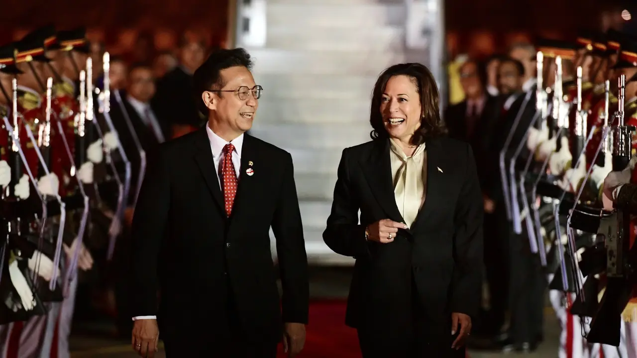 Wakil Presiden (Wapres) Amerika Serikat (AS) Kamala Harris tiba di Indonesia, Selasa (5/9/2023) sekitar pukul 22.00 WIB. Kedatangan Kamala Harris disambut Menteri Kesehatan Budi Gunadi Sadikin. (Foto: Biro Pers Sekretariat Presiden)