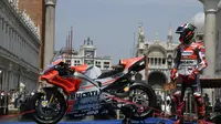 Pembalap Ducati, Jorge Lorenzo memamerkan motornya jelang MotoGP Italia 2018 di Sirkuit Mugello. (Twitter/Ducati Motor)
