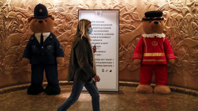 Seorang wanita yang mengenakan masker terlihat di pusat perbelanjaan Harrods, London, Inggris, 2 Desember 2020. Seiring berakhirnya karantina wilayah COVID-19 di Inggris pada 2 Desember, warga kembali melanjutkan aktivitas rutin di bawah sistem tingkat aturan pembatasan yang baru. (Xinhua/Han Yan)
