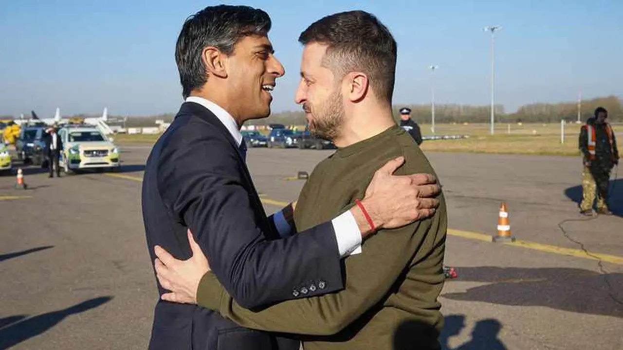 PM Inggris Rishi Sunak menyambut Presiden Ukraina Volodymyr Zelensky