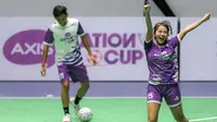 Safira Ika (kanan) melakukan selebrasi setelah mencetak gol saat mengikuti kegiatan fun match AXIS Nation Cup 2023 di Istora Senayan, Jakarta, Minggu (15/10/2023). (Bola.com/Bagaskara Lazuardi)