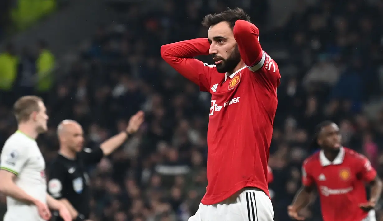 Reaksi kecewa pemain Manchester United, Bruno Fernandes saat laga pekan ke-33 Liga Inggris 2022/2023 melawan Tottenham Hotspur di Tottenham Hotspur Stadium, London, Jumat (28/04/2023) WIB. Laga berakhir dengan skor 2-2. (AFP/Glyn Kirk)