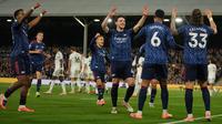 Skuad Arsenal merayakan gol Leandro Trossard&nbsp;ke gawang Fulham di pekan ke delapan Premier League 2025/2026 di Craven Cottage, Sabtu (18/10/2025). (AP Photo/Kin Cheung)