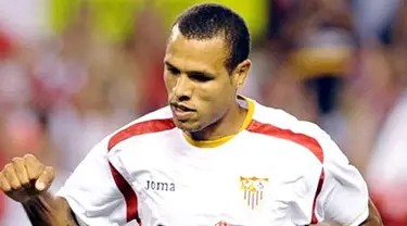 Sevilla&#039;s Luis Fabiano celebrates after scoring against Malaga during the Antonio Puerta Trophy at the Ramon Sanchez Pizjuan&#039;s stadium in Seville, 23 August 2008. AFP PHOTO/ CRISTINA QUICLER