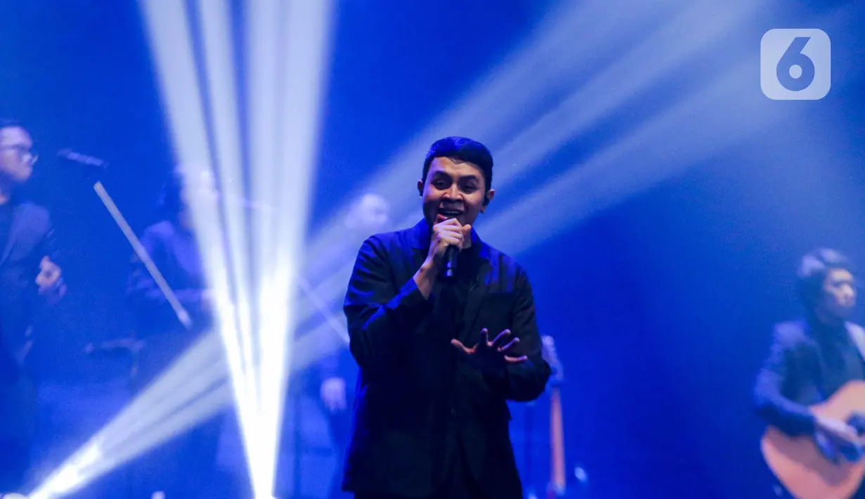 Penyanyi Tulus tampil pada konser yang bertajuk “Tulus Tur Manusia 2023" di Jiexpo Kemayoran, Jakarta Pusat, Jumat (3/3/2023). Dalam konser tersebut, Tulus membawakan sejumlah lagu diantaranya Hati-Hati di Jalan, Monokrom, dan Sepatu. (Liputan6.com/Faizal Fanani)