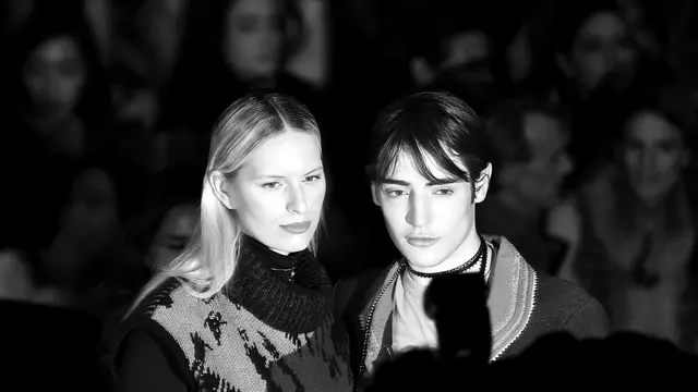 Karolina Kurkova (kiri) and Harry Brant (Mike Coppola/Getty Images/AFP Mike Coppola / GETTY IMAGES NORTH AMERICA / Getty Images via AFP)