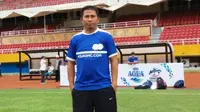 Pelatih PSPS Philip Hansen Maramis tak peduli keluhan tim tamu soal kondisi rumput lapangan Stadion Kaharudin Nasution yang dianggap jelek. (Bola.com/Robby Firly)