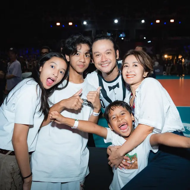 Potret keluarga Dwi Sasono dan Widi Mulia. [Foto: Instagram/widuri.puteri]