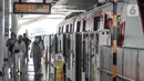 Penumpang turun dari LRT di Stasiun Velodrome, Rawamangun, Jakarta Timur, Kamis (24/3/2022). Pemprov mengusulkan kepada DPRD DKI Jakarta terkait penetapan tarif integrasi transportasi Transjakarta, MRT dan LRT Jakarta sebesar Rp 10.000 (merdeka.com/Iqbal S Nugroho)