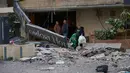 Militer Israel belum dapat menjelaskan siapa atau apa yang menjadi sasaran dalam serangan yang menghancurkan Comfort Hotel. Tampak dalam foto, seorang pria membawa barang-barangnya saat meninggalkan hotel yang rusak akibat serangan udara Israel di Hazmieh, sebelah timur Beirut, Lebanon, Rabu 4 Maret 2026. (AP Photo/Hussein Malla)