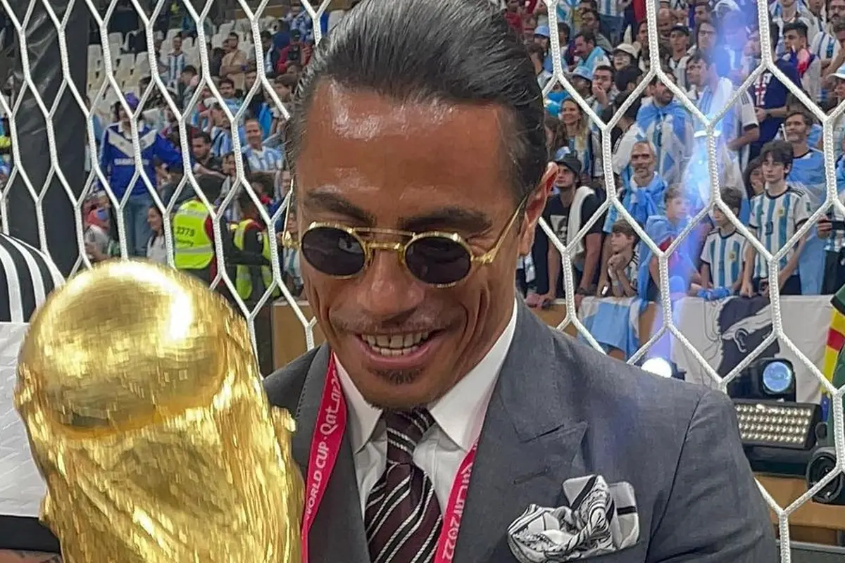 Salt Bae Banjir Kecaman usai Pegang dan Cium Trofi Piala Dunia di Selebrasi Argentina