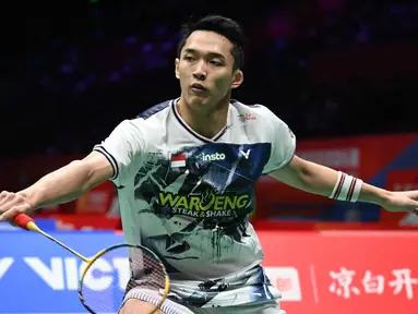 Tunggal putra Indonesia, Jonatan Christie memukul bola balasan ke arah Yudai Okimoto (Jepang) selama pertandingan babak 16 besar Badminton Asia Championships (BAC) 2026 di Ningbo Olympic Sports Centre, provinsi Zhejiang, Tiongkok timur, Kamis (9/4/2026). Tunggal putra Indonesia, Jonatan Christie melangkah ke babak perempat final Badminton Asia Championships (BAC) 2026. (CN-STR/AFP) / China OUT