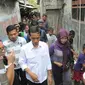 Kamis (01/05/14), Jokowi mengunjungi salah satu buruh yang sakit di kawasan Cilincing, Jakarta Utara (Liputan6.com/Herman Zakharia)