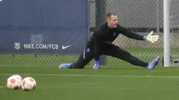 Kiper Barcelona Marc-Andre ter Stegen menghadiri sesi latihan di tempat latihan Joan Gamper di Sant Joan Despi pada 13 April 2022. Barcelona akan menjamu Eintracht Frankfurt pada leg kedua babak perempat final Liga Europa 2021/22 di Camp Nou, Jumat 15 April 2022 dini hari WIB. (Josep LAGO / AFP)